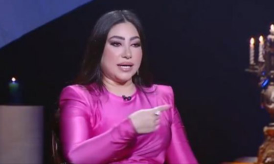 بوسي ترقص على الطاولة بحضور زملائها الفنانين على نغمات أغنية (بسبوسة).. فيديو  صورة رقم 6